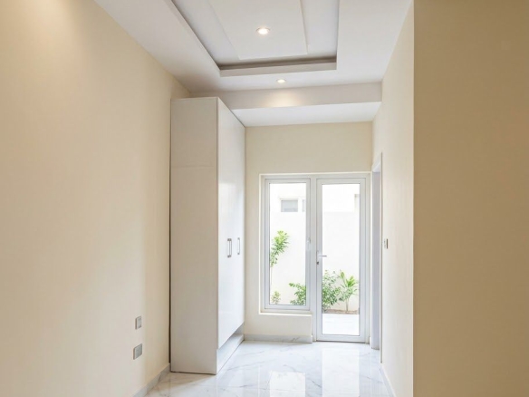 Luxury 4 bedroom Image 1